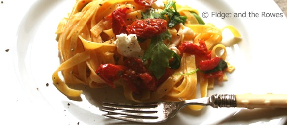 tagliatelle tricolore pasta rucola burrata pomodori secchi sund-dried tomatoes
