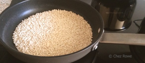 riso tostato a secco, pan-toast rice